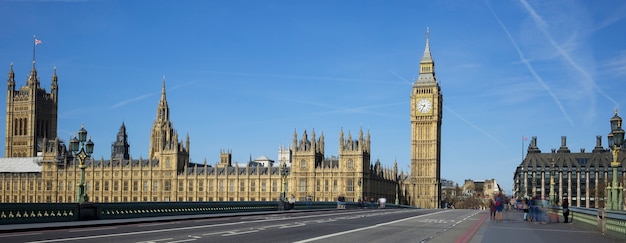 Vista panorâmica do Big Ben da ponte, em Londres.