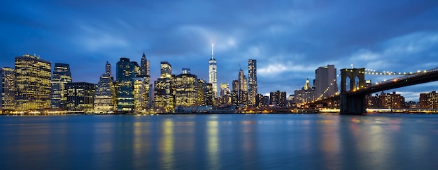 Vista panorâmica do centro de Nova York em Manhattan ao anoitecer