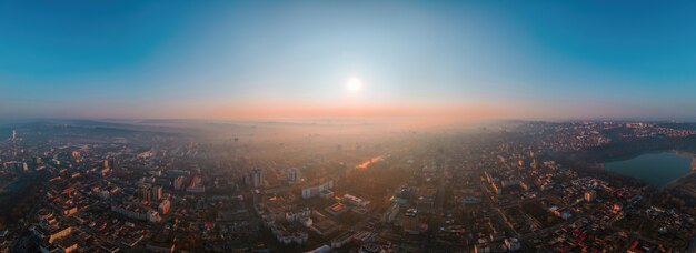 Vista panorâmica do drone aéreo de Chisinau, Moldávia ao nascer do sol.