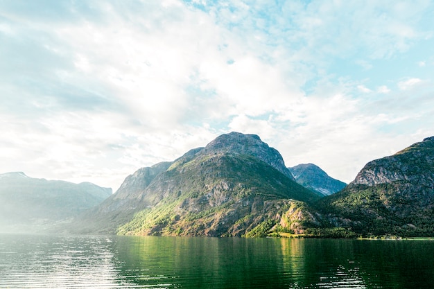 Vista panorâmica do lago idílico com montanha