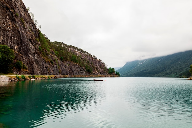 Vista panorâmica do lago idílico com montanha