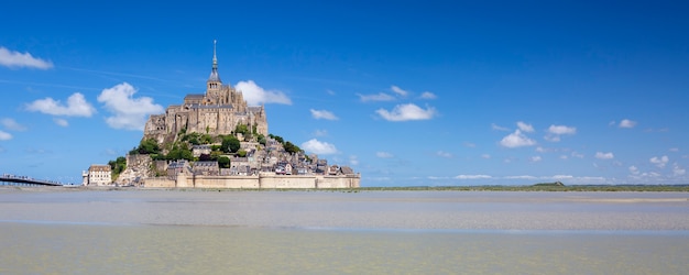 Vista panorâmica do Mont-Saint-Michel com céu azul, França.