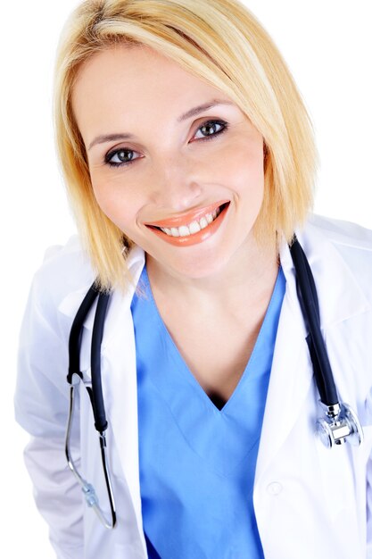Vista panorâmica do retrato de close-up de uma médica sorridente com estetoscópio