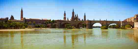 Foto grátis vista panorâmica do rio ebro. zaragoza, aragão