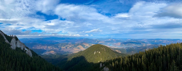 Vista panorâmica dos Cárpatos do pico Toaca na Romênia