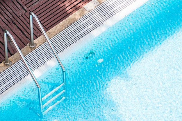 Vista para a piscina a partir de cima