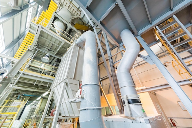 Vista para baixo da moderna planta operacional com tubos cinza e escadas conceito de oficina de metalurgia de máquinas de indústria pesada