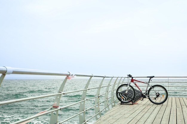 Vista para o mar com espaço para bicicletas para texto