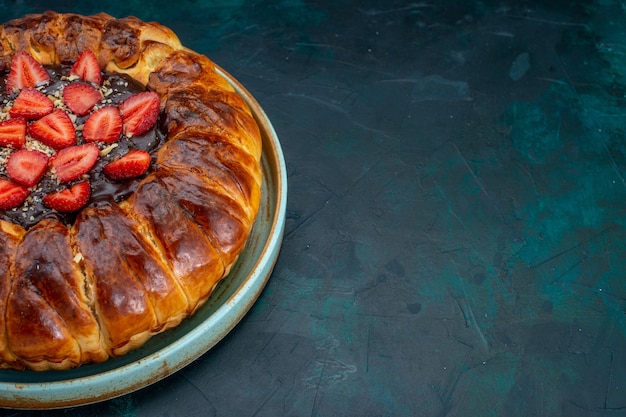 Vista parcial de torta de morango com geleia e morangos vermelhos frescos