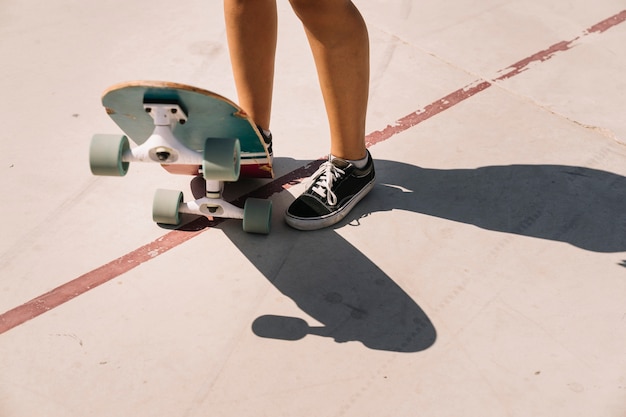 Vista perna da menina patinadora