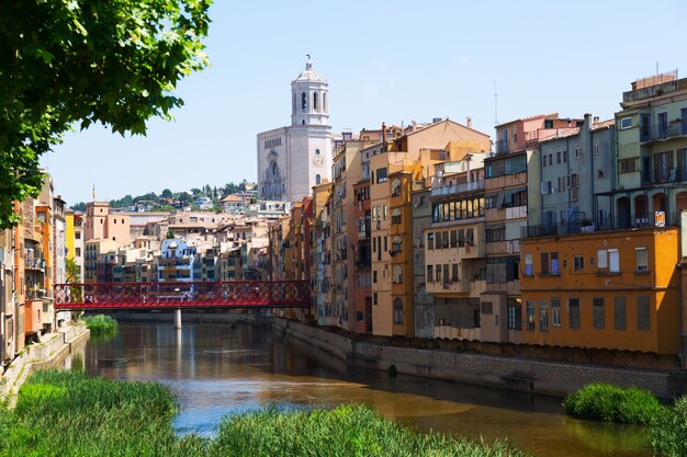 Vista pitoresca de Girona com rio em dia ensolarado