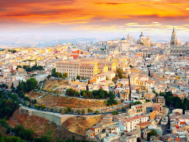 Vista pitoresca do amanhecer de Toledo