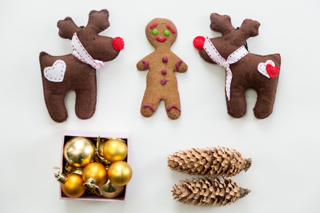 Vista plana da linda decoração e brinquedos de Natal