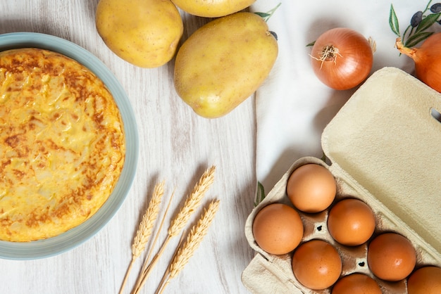 Foto grátis vista plana do delicioso prato de tortilha espanhola