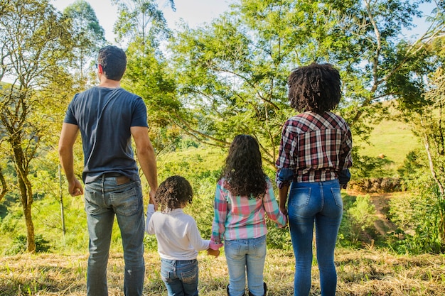 Foto grátis vista por trás de uma família