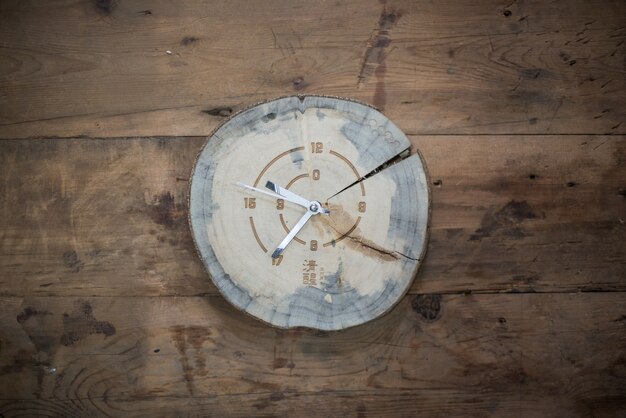 Vista relógio de madeira