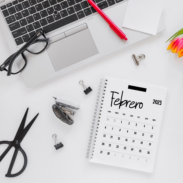 Vista superior 2023 calendário de fevereiro com laptop