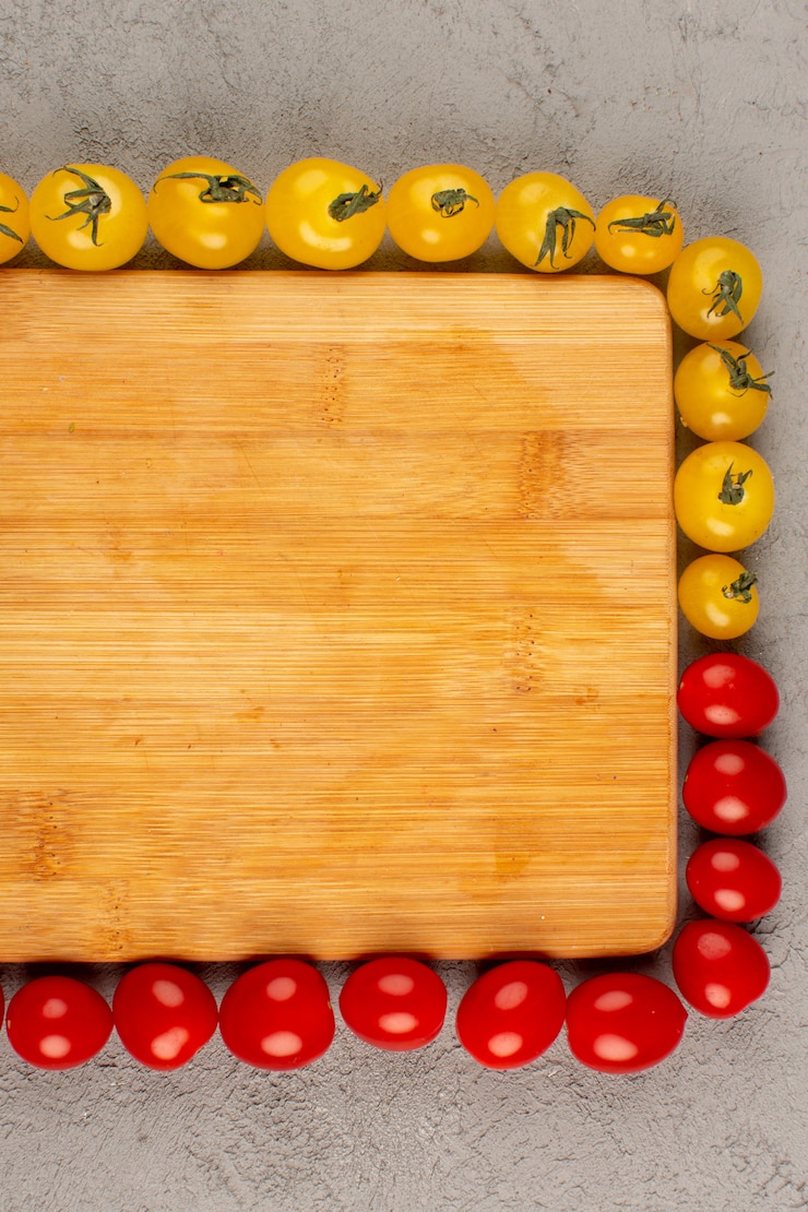 Foto grátis vista superior alinhado tomate amarelo vermelho sobre o fundo cinza