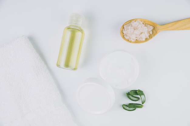 Vista superior aloe vera com ferramentas de beleza e cosméticos