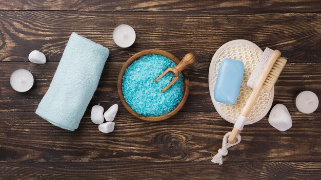 Vista superior aroma terapia sal e toalha spa