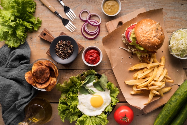 Foto grátis vista superior arranjo criativo com menu de hambúrguer