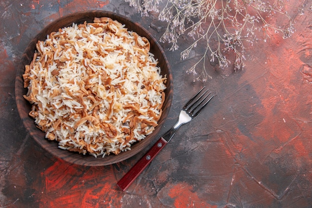 Vista superior arroz cozido com fatias de massa na superfície escura foto prato refeição comida escura