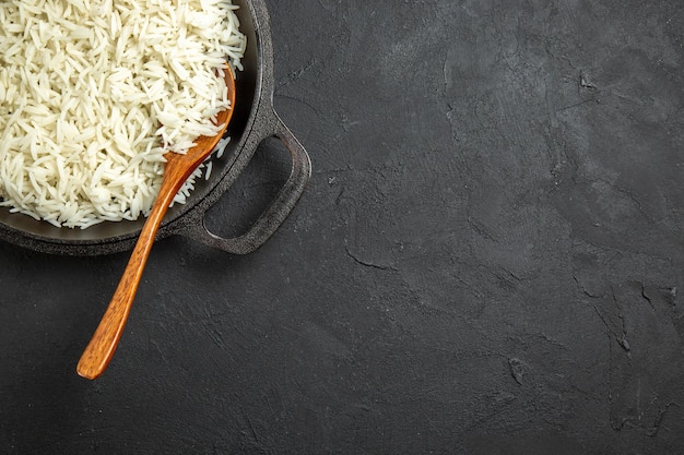 Vista superior arroz cozido dentro da panela na superfície escura jantar refeição comida arroz leste