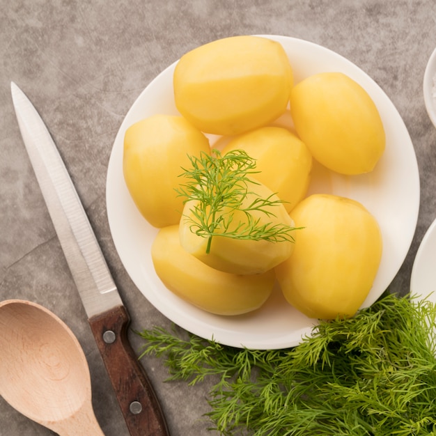 Foto grátis vista superior batatas cozidas na chapa branca