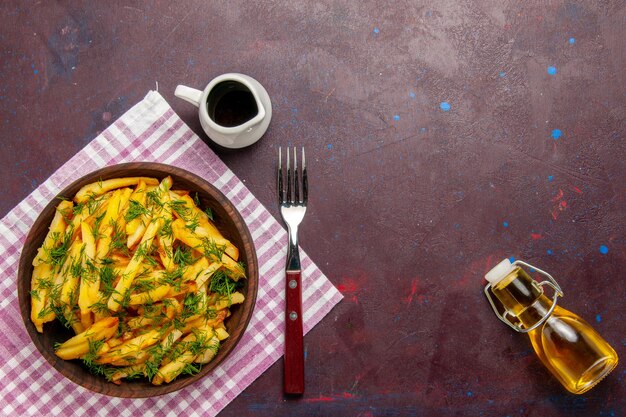 Vista superior batatas fritas saborosas batatas fritas com verduras e óleo na superfície escura