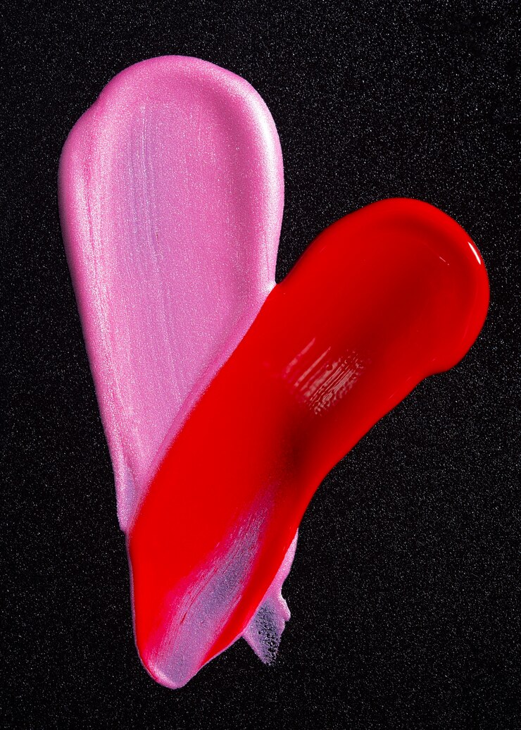 Foto grátis vista superior brilho labial rosa e vermelho