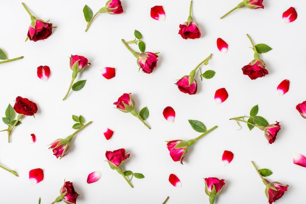 Foto grátis vista superior buquê de rosas vermelhas em cima da mesa