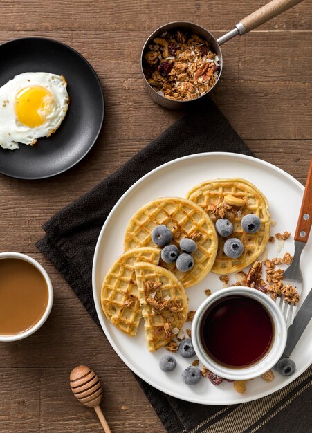 Vista superior café da manhã com waffles e ovo