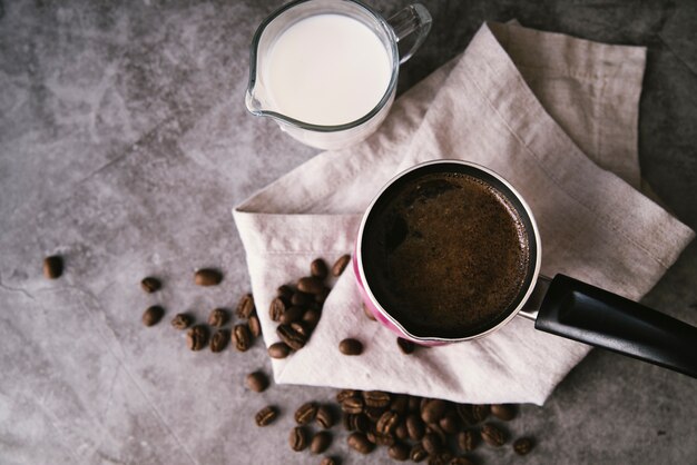Vista superior café fresco e leite