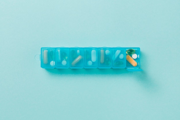 Vista superior caixa de comprimidos com remédio em cima da mesa