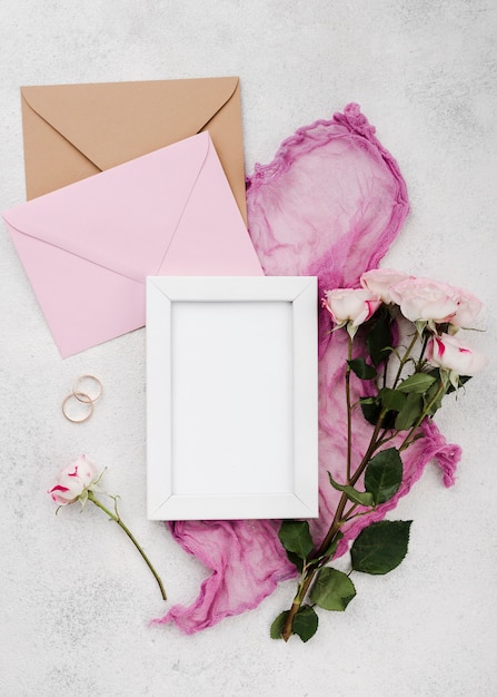 Foto grátis vista superior cartões de convite de casamento com anéis