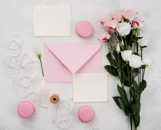Foto grátis vista superior cartões de convite de casamento com flores