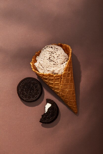 Foto grátis vista superior casquinha de sorvete e biscoitos
