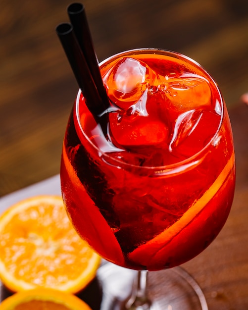 Vista superior cocktail com uma fatia de laranja