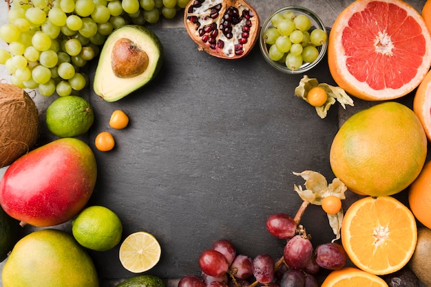 Foto grátis vista superior coleção de frutas exóticas, com espaço de cópia