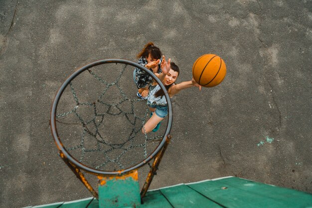 Vista superior com aro de meninas jogando basquete