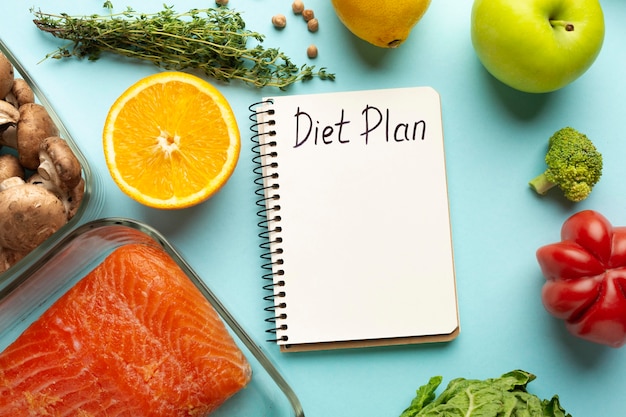 Foto grátis vista superior com bloco de notas de planejamento de dieta