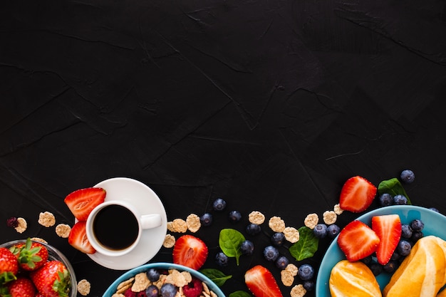Foto grátis vista superior com espaço de cópia em cima de pequeno-almoço saudável em fundo preto de madeira