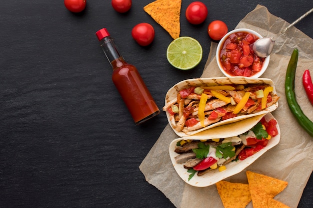 Vista superior comida mexicana fresca com nachos