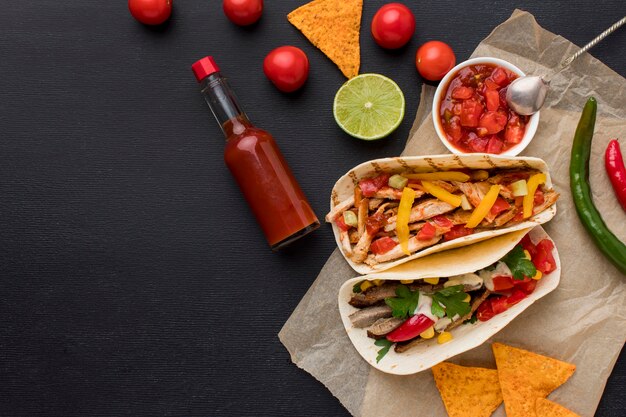 Vista superior comida mexicana fresca com nachos