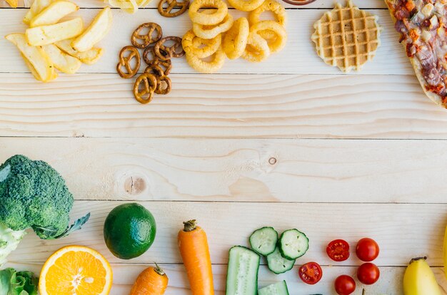 Vista superior comida saudável vs alimentos pouco saudáveis