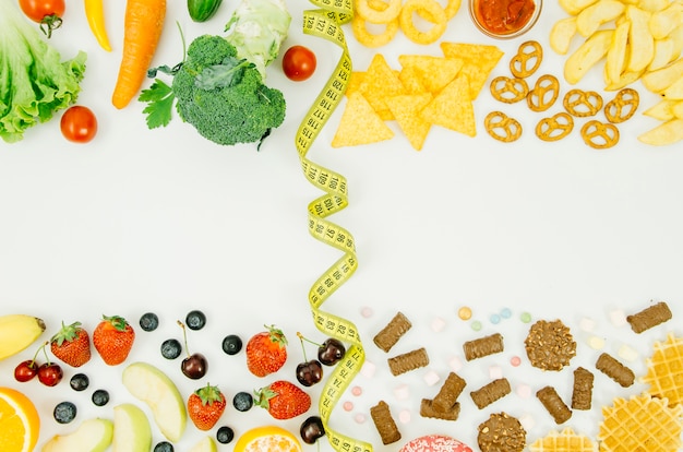 Foto grátis vista superior comida saudável vs alimentos pouco saudáveis