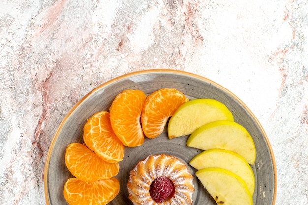 Vista superior composição de frutas diferentes frutas frescas e fatiadas com bolo no fundo branco saúde de frutas maduras maduras