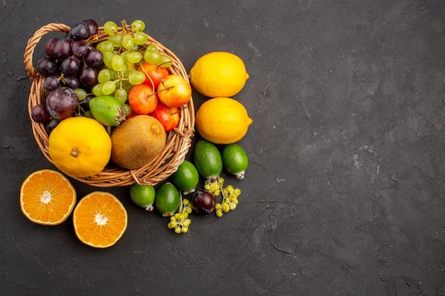 Vista superior composição de frutas diferentes frutas maduras e maduras em fundo escuro dieta frutas maduras frescas