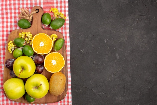 Foto grátis vista superior composição de frutas diferentes frutas maduras e maduras no fundo escuro frutas maduras árvore madura