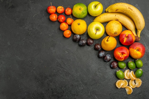 Foto grátis vista superior composição de frutas frutas frescas em fundo cinza